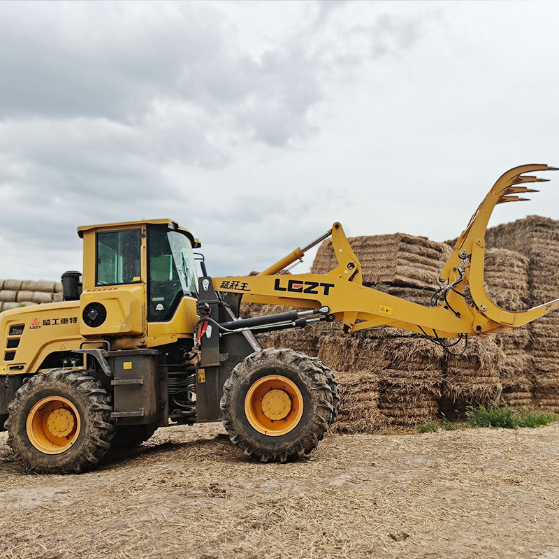 Колесный погрузчик для сбора соломы