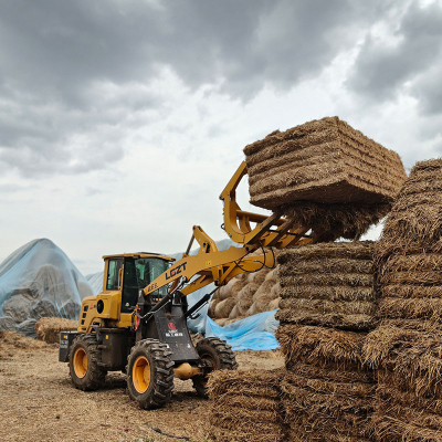 Колесный погрузчик для сбора соломы