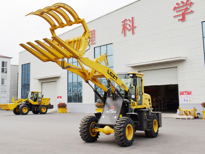 Колесный погрузчик с захватом для травы