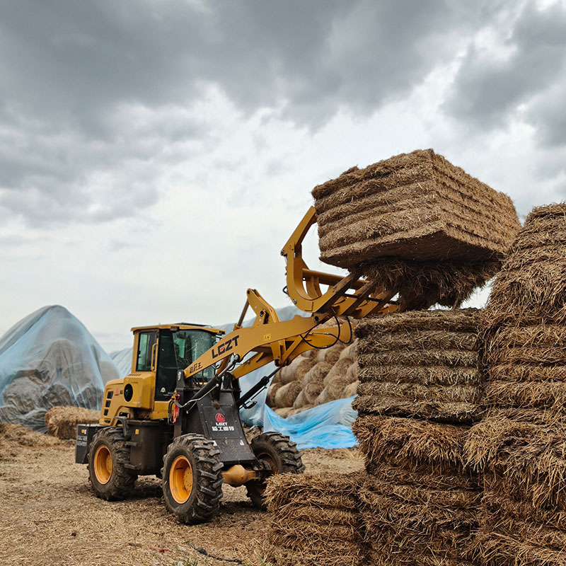 Колесный погрузчик для сбора соломы