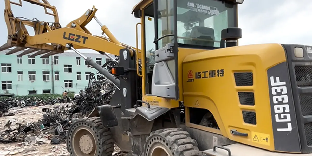 Фронтальный погрузчик для свалки