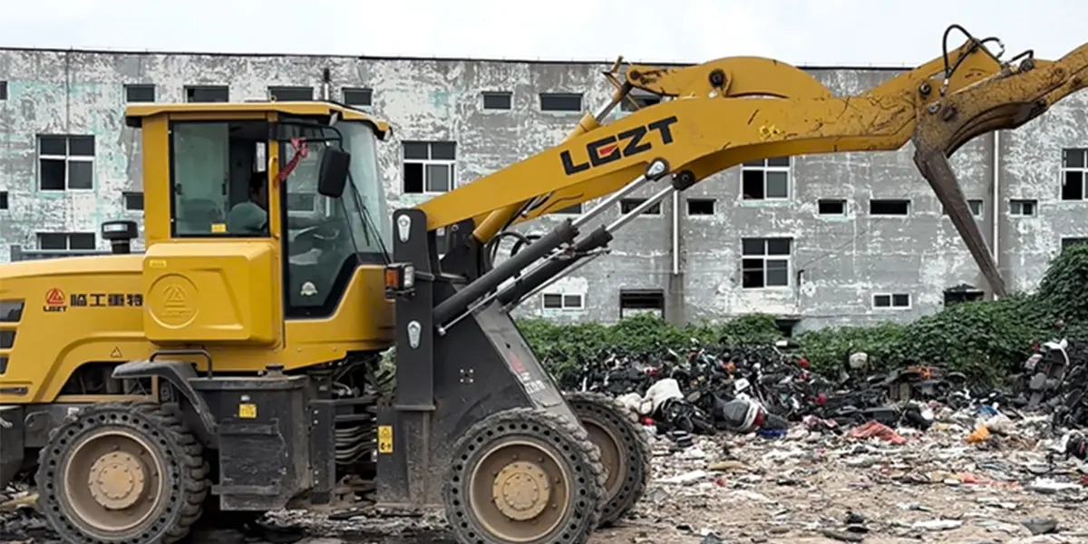 Фронтальный погрузчик для свалки