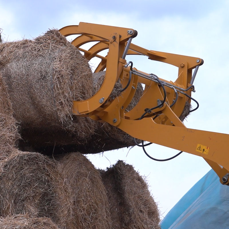 Колесный погрузчик для сбора соломы